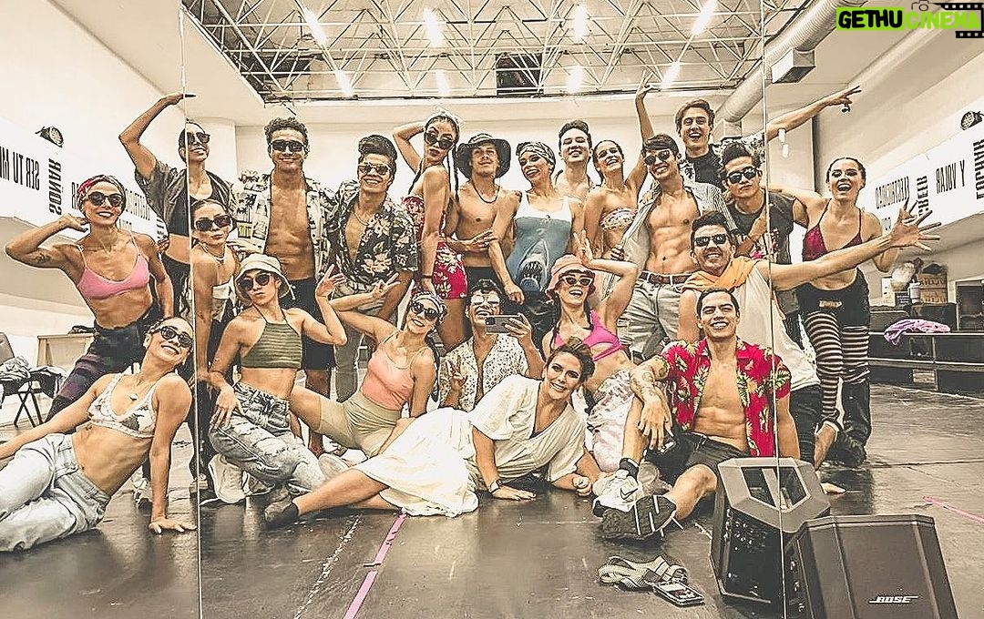 Angélica Vale Instagram - Domingo Playero en #vaselina 🌴☀️ @vaselinamexico Centro Cultural Teatro 1
