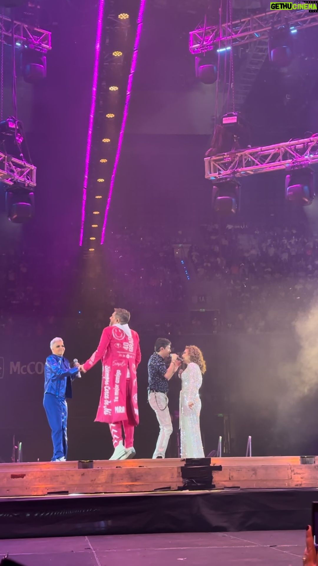 Angélica Vale Instagram - ¡Este si es un tremendo viaje en el tiempo! 💫🔝 @angelicavaleoriginal y @bennyibarra acompañan a nuestros NOVENTEROS 🎉🫶🏼