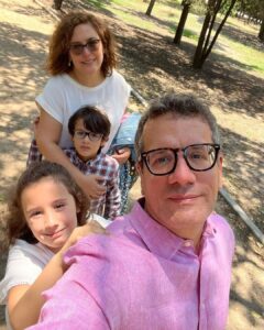 Angélica Vale Instagram - ¡Feliz Día del padre al mejor papá! ¡Gracias por hacernos tan felices! ¡Te amamos! @ottompadron @angelicamasieloriginal @danicopv ❤️