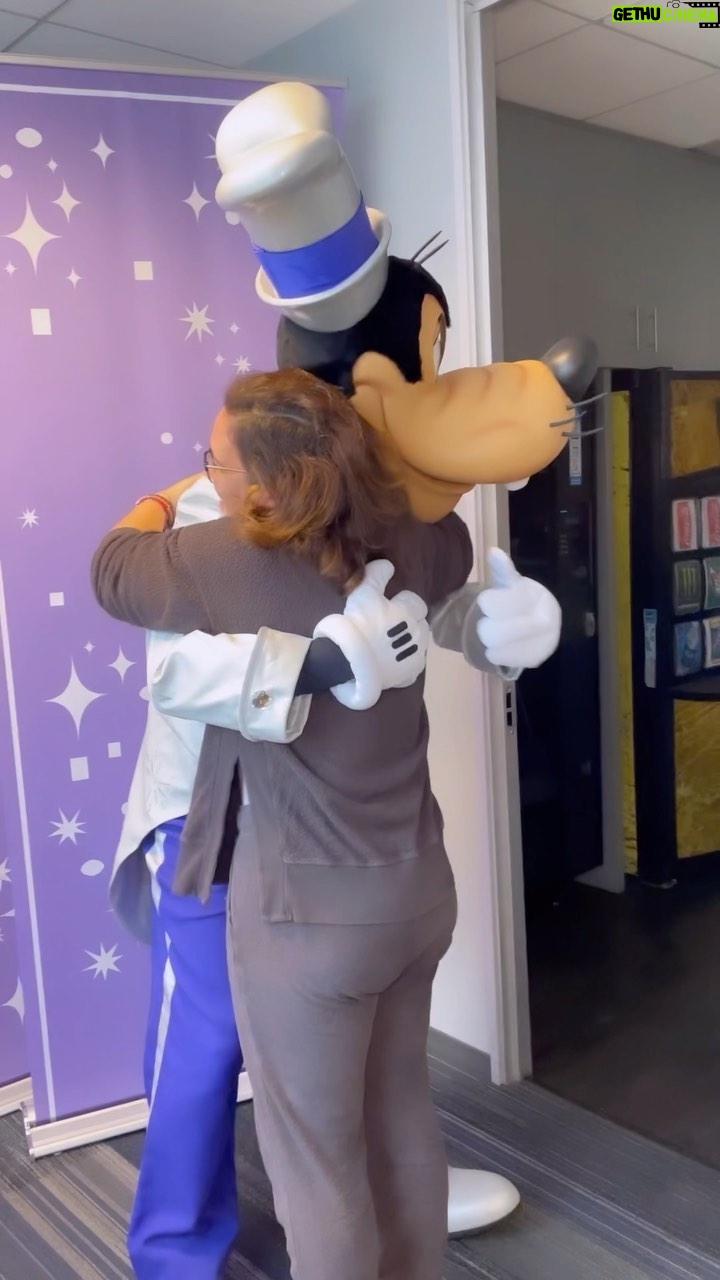 Angélica Vale Instagram - ¡Llegó #Goofy 😍 y nos hicimos amigos 🤩! @disneyland #Disney100