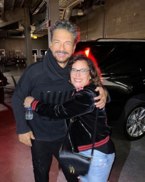 Angélica Vale Instagram - ¡Que emoción! ¡Ver a @ricardoarjona en vivo fue espectacular 🤩👏🏼 y si me cantó “Señora De Las Cuatro Décadas”… Bueno,  nos cantó a todas 😆😁😂! ¡Te adoro! @ricardoarjona 😍😘