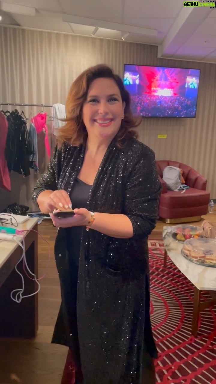 Angélica Vale Instagram - ✨ La nostalgia se apoderó del @youtubetheater anoche con @angelicavaleoriginal en el #90sPopTour y EL DUETO con @erikrubinoficial 🎵 ¡Demostrando la trayectoria, talento y robándose de inmediato los corazones de cada noventero desde Los Ángeles! 🥳 ¿Les gustaría que se repitiera este icónico momento? 📍 ¡Los leemos aquí! 👇🏼 YouTube Theater