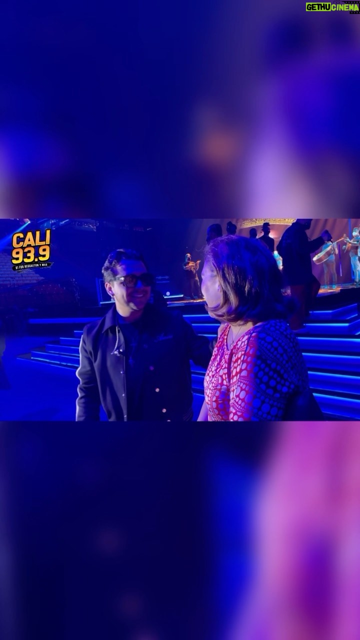 Angélica Vale Instagram - En los ensayos de #PremioLoNuestro 2022, @angelicavaleoriginal le dice a @nodal que ya no se tatúe su rostro 😄 y si le va hacer caso 🙌🏼👏🏼🫶🏼🤩 @nodal dijo en una entrevista que el quiere que su hija lo conozca a él.