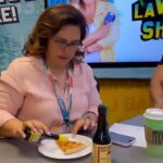 Angélica Vale Instagram - ¡Al fin logré que mi compañero de radio @josequinterotv probara la pizza con piña, estilo #Mexicano 🤣😂🤣😂