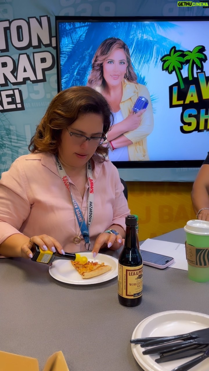 Angélica Vale Instagram - ¡Al fin logré que mi compañero de radio @josequinterotv probara la pizza con piña, estilo #Mexicano 🤣😂🤣😂