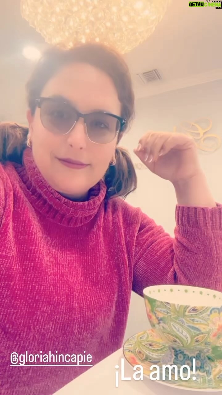 Angélica Vale Instagram - Te amo @gloriahincapie Los tés los encuentran en www.piñaterapia.com ¡Muy feliz! 🍍