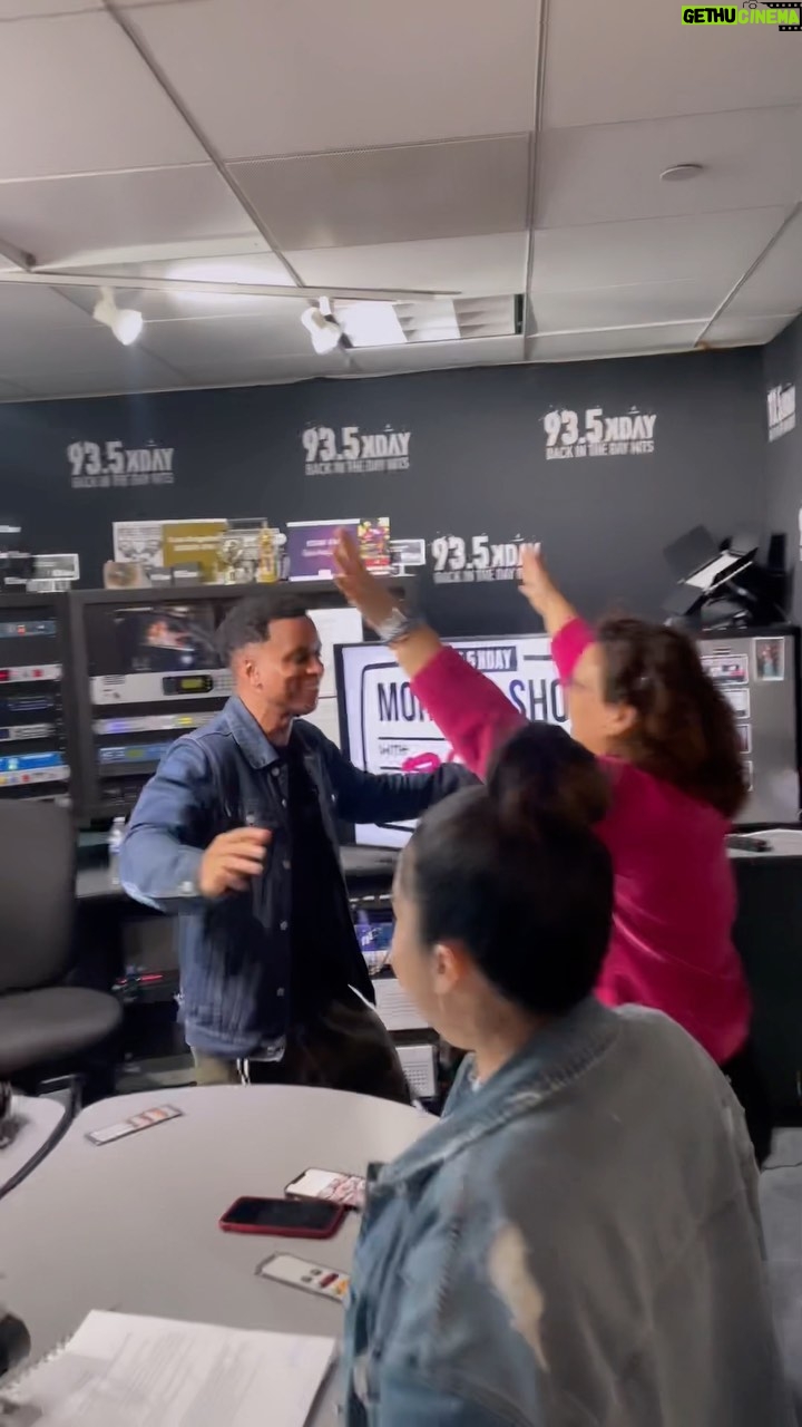 Angélica Vale Instagram - Saludando a @romeoonyoradio en este viernes con todas las vibras buenas 🤩🎉
