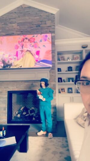 Angélica Vale Instagram - Mis hijos están viendo… #lafeamasbella 
¡Cuantos recuerdos! Hasta que la estoy viendo completita… Esto si, nunca lo imaginé… ❤️

@angelicamasieloriginal @danicopv 

My kids are fans of the Mexican version of Ugly Betty, that I played a few year ago… I never imagined something likes this!  Finally I am watching it too! LOL! ❤️
