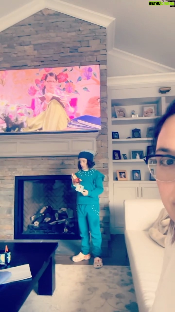 Angélica Vale - 43.1K Likes - Mis hijos están viendo… #lafeamasbella
¡Cuantos recuerdos! Hasta que la estoy viendo completita… Esto si, nunca lo imaginé… ❤️
@angelicamasieloriginal @danicopv
My kids are fans of the Mexican version of Ugly Betty, that I played a few year ago… I never imagined something likes this! Finally I am watching it too! LOL! ❤️
