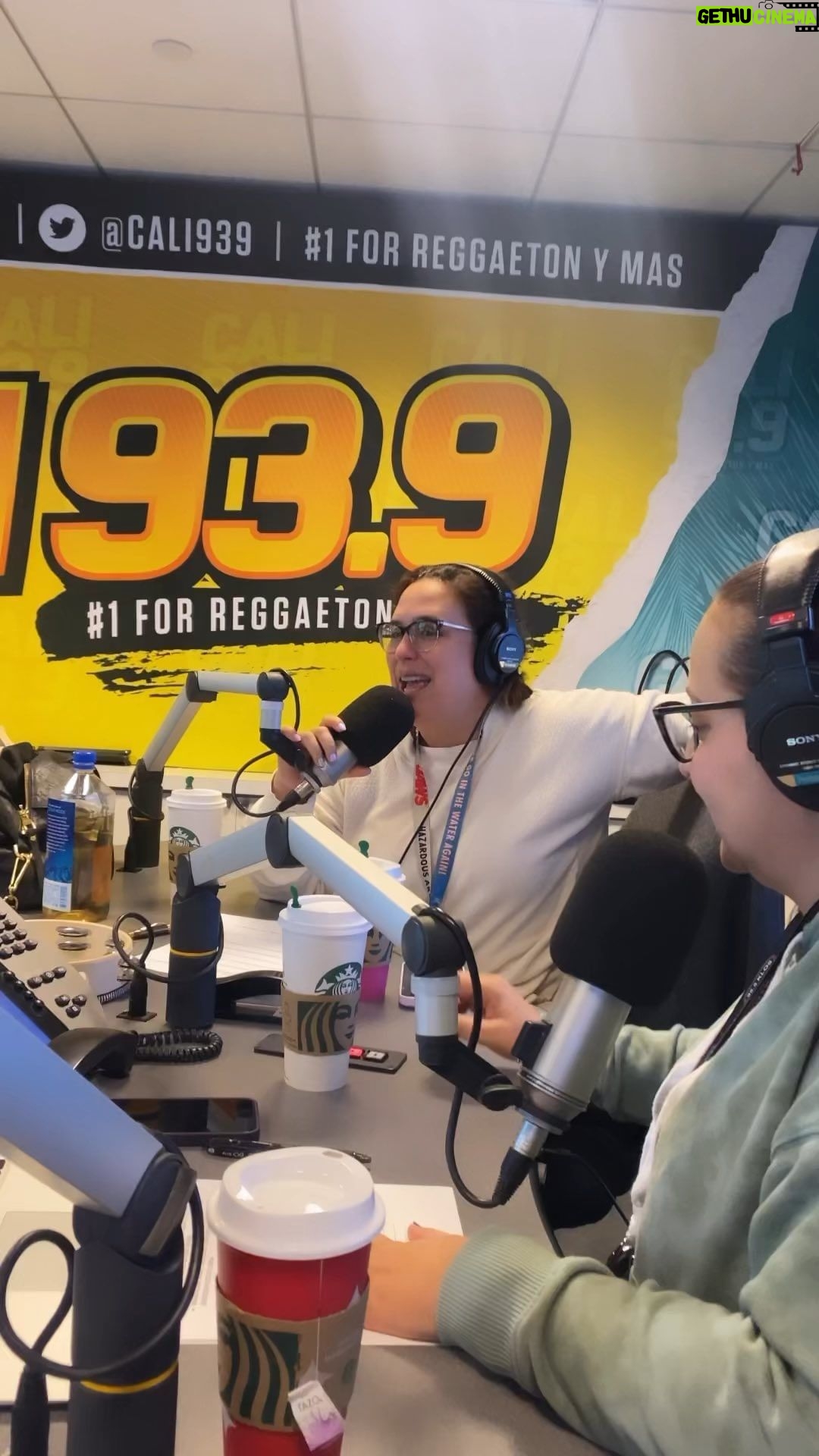 Angélica Vale Instagram - Yo no creo que fue un beso entre el esposo de #KamalaHarris y la primera dama. ¿Que opinas tú? 🤔