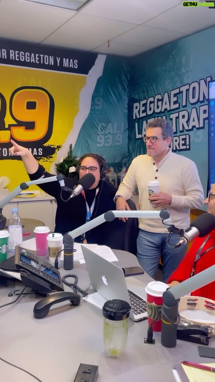 Angélica Vale Instagram - ¡Nuestro presidente no ha aprendido su lección, sigue interrumpiéndonos cuando estamos al aire! 😅😂🤣🎥 #KLOS #CALI393