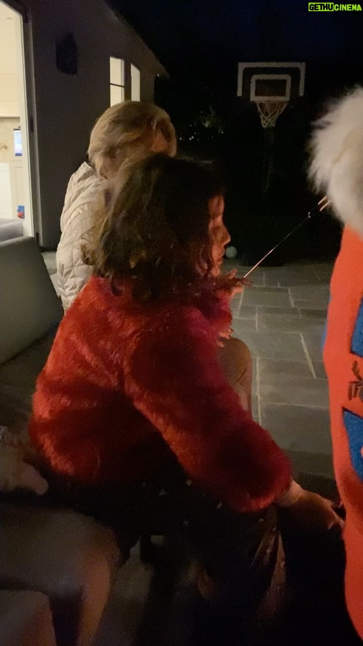 Angélica Vale Instagram - Comenzamos la temporada navideña… Con mi mamá en la cámara..: 🤣😂