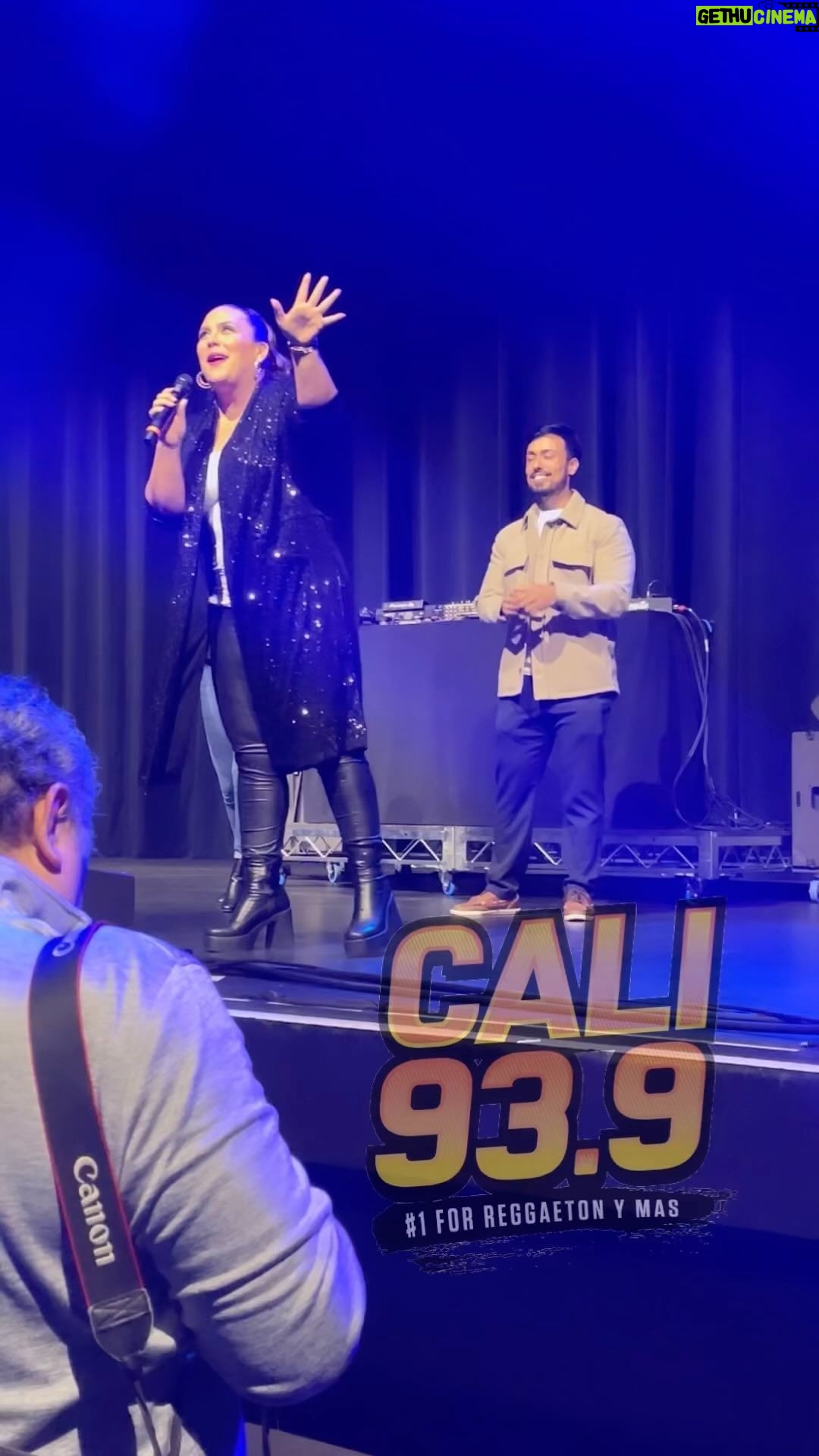 Angélica Vale Instagram - #lavaleshowla comienza el show con @chesca 🤩🙌🏼🎉 #VIVACALI YouTube Theater