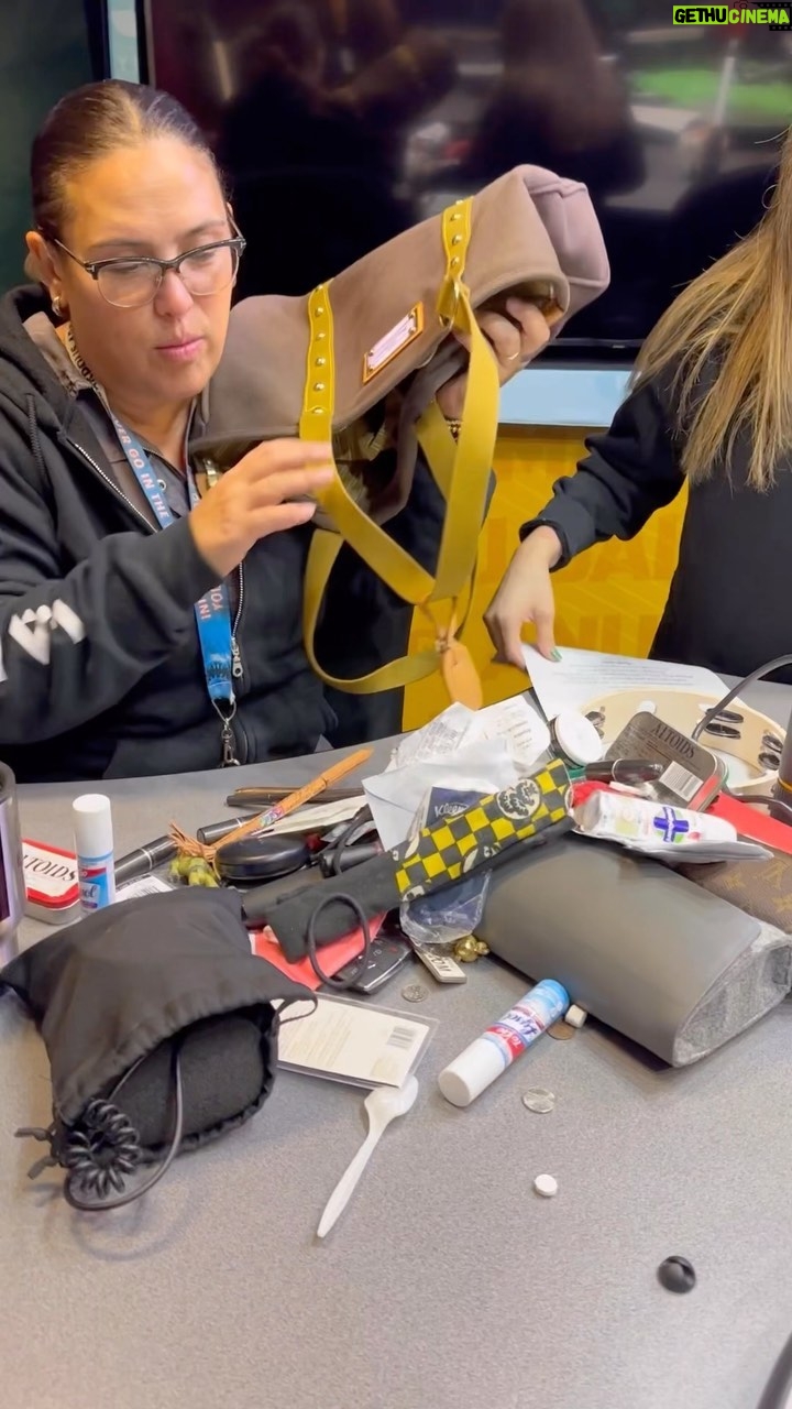 Angélica Vale Instagram - ¡Cuanta babosada traía en mi bolsa! 🤣😂😂🤣🤣🤣🤣🤣🤣🤣🤣🤣🤣🤣