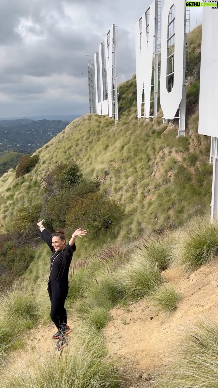 Angélica Vale Instagram - Gracias a nuestros amigos de @hollywoodsigntrust por consentirnos y educarnos sobre este gran monumento iconico, the #HollywoodSign ⭐️✨🤩 Hollywood Sign