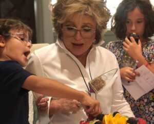 Angélica Vale Instagram - ¡Feliz cumpleaños Mamacita! Gracias por ser la mejor en todo, la mejor mamá, la mejor amiga, la mejor abuela, la mejor cómplice. ¡Te amo con toda mi alma! 
¡Que bendición ser tu hija! 
@angelicamariaoriginal