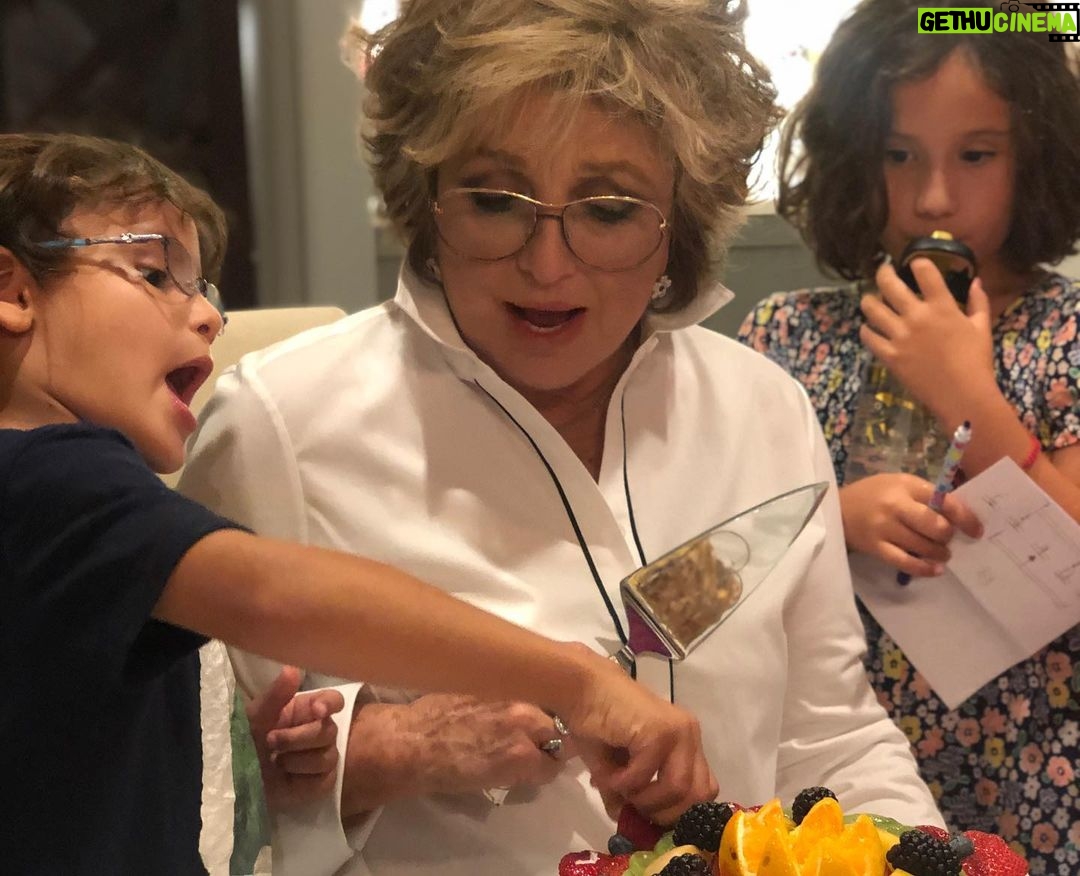 Angélica Vale - 28.8K Likes - ¡Feliz cumpleaños Mamacita! Gracias por ser la mejor en todo, la mejor mamá, la mejor amiga, la mejor abuela, la mejor cómplice. ¡Te amo con toda mi alma!
¡Que bendición ser tu hija!
@angelicamariaoriginal