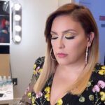 Angélica Vale Instagram - Y nos vamos con otro excepcional día en TU CARA ME SUENA … con mi Bella @angelicavaleoriginal Team JOHAN JIMENEZ #makeup by @ob_makeup1 💄 #hairstylist by @johanjimenezofficial 👩‍🦳 Univision