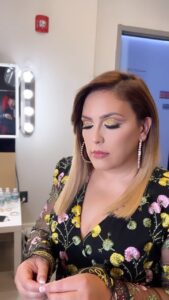 Angélica Vale Instagram - Y nos vamos con otro excepcional día en TU CARA ME SUENA … con mi Bella @angelicavaleoriginal Team JOHAN JIMENEZ #makeup by @ob_makeup1 💄 #hairstylist by @johanjimenezofficial 👩‍🦳 Univision