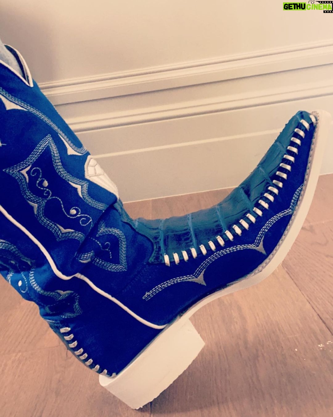 Angélica Vale Instagram - Ya estoy lista con mi look para ir a ver @sonicmovie 💙 ¡No puedo esperar más! Ahà estaré el 8 de abril… 😉 ¡Gracias @caballobroncoshop por estas botas tan cool! #sonicmovie2
