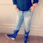 Angélica Vale Instagram - Ya estoy lista con mi look para ir a ver @sonicmovie 💙 ¡No puedo esperar más! Ahí estaré el 8 de abril… 😉 ¡Gracias @caballobroncoshop por estas botas tan cool! #sonicmovie2