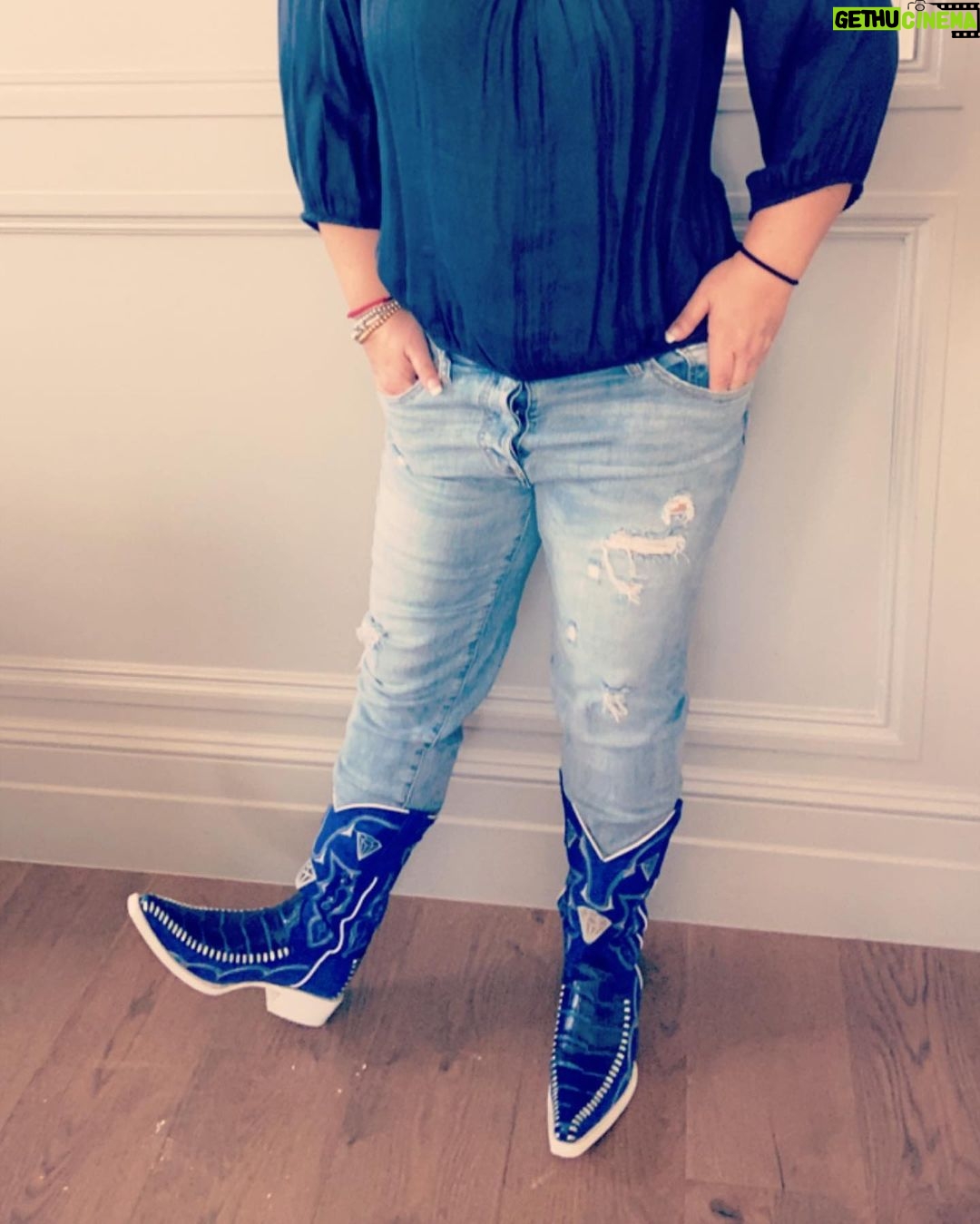 Angélica Vale Instagram - Ya estoy lista con mi look para ir a ver @sonicmovie 💙 ¡No puedo esperar más! Ahà estaré el 8 de abril… 😉 ¡Gracias @caballobroncoshop por estas botas tan cool! #sonicmovie2
