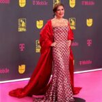 Angélica Vale Instagram - Angelica Vale en Premios Lo Nuestro… MÁS BELLA QUE NUNCA !!! Hacer mancuerna contigo siempre deja el mejor sabor de boca, pero esta noche… fue brillaste como nunca! Una vez más dejaste claro tu enorme talento, tu gran calidez y tu abolengo. Y obvio, gracias al dream team: el maquillaje de @makeupartistale el peinado de @johanjimenezofficial y el acento de la increible joyería de @charlielapson @angelicavaleoriginal ♥️ Miami, Florida