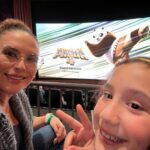 Angélica Vale Instagram - ¡Que lindo la pasé con mi familia en el premiere de @kungfupanda y nos encontramos a @omarchaparro quien es la voz de Po 🤩🐼! • #KungFuPanda 4 is in theaters March 8 @universalpictures @dreamworks @hm_comms