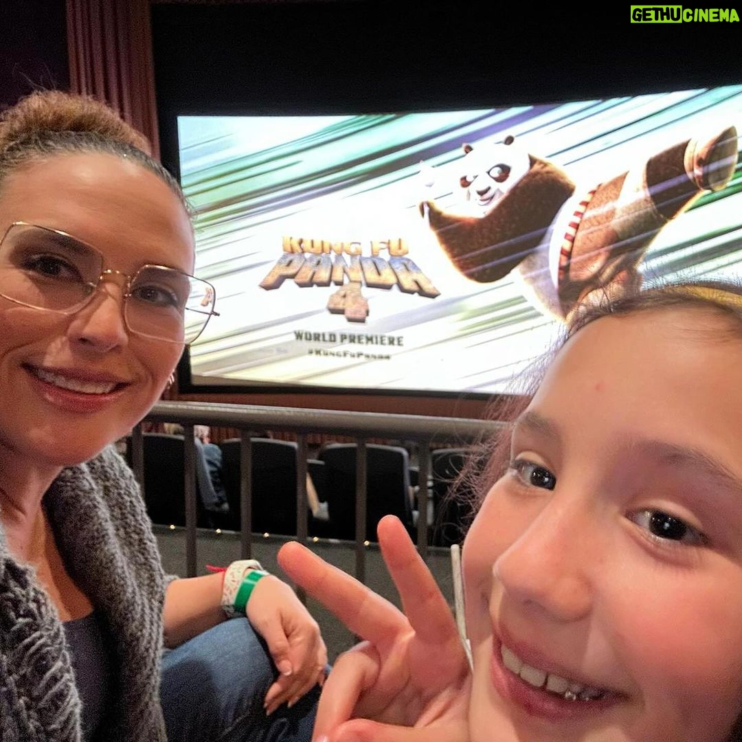 Angélica Vale Instagram - ¡Que lindo la pasé con mi familia en el premiere de @kungfupanda y nos encontramos a @omarchaparro quien es la voz de Po 🤩🐼! • #KungFuPanda 4 is in theaters March 8 @universalpictures @dreamworks @hm_comms