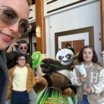 Angélica Vale Instagram - ¡Que lindo la pasé con mi familia en el premiere de @kungfupanda y nos encontramos a @omarchaparro quien es la voz de Po 🤩🐼! • #KungFuPanda 4 is in theaters March 8 @universalpictures @dreamworks @hm_comms