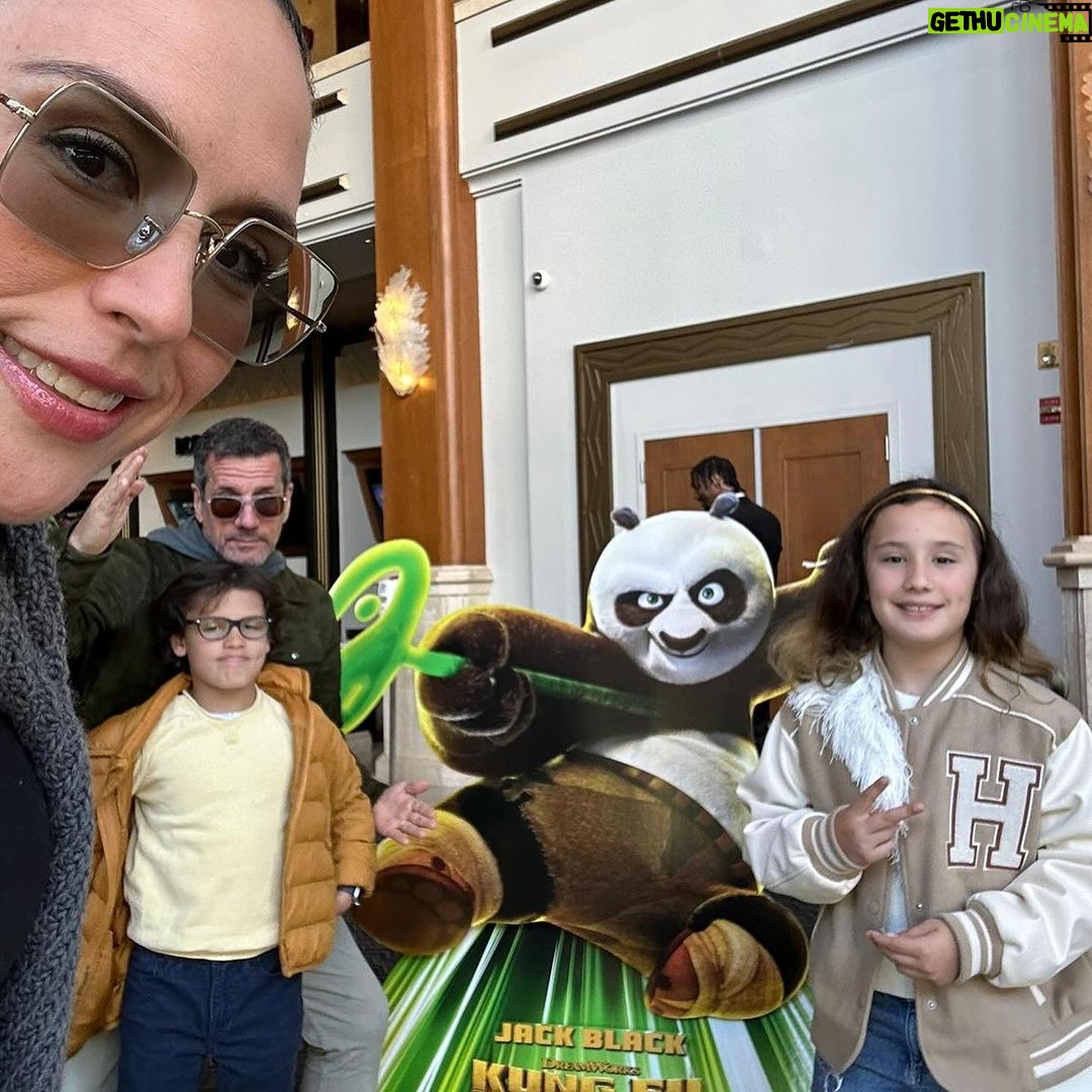 Angélica Vale Instagram - ¡Que lindo la pasé con mi familia en el premiere de @kungfupanda y nos encontramos a @omarchaparro quien es la voz de Po 🤩🐼! • #KungFuPanda 4 is in theaters March 8 @universalpictures @dreamworks @hm_comms