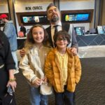 Angélica Vale Instagram - ¡Que lindo la pasé con mi familia en el premiere de @kungfupanda y nos encontramos a @omarchaparro quien es la voz de Po 🤩🐼! • #KungFuPanda 4 is in theaters March 8 @universalpictures @dreamworks @hm_comms