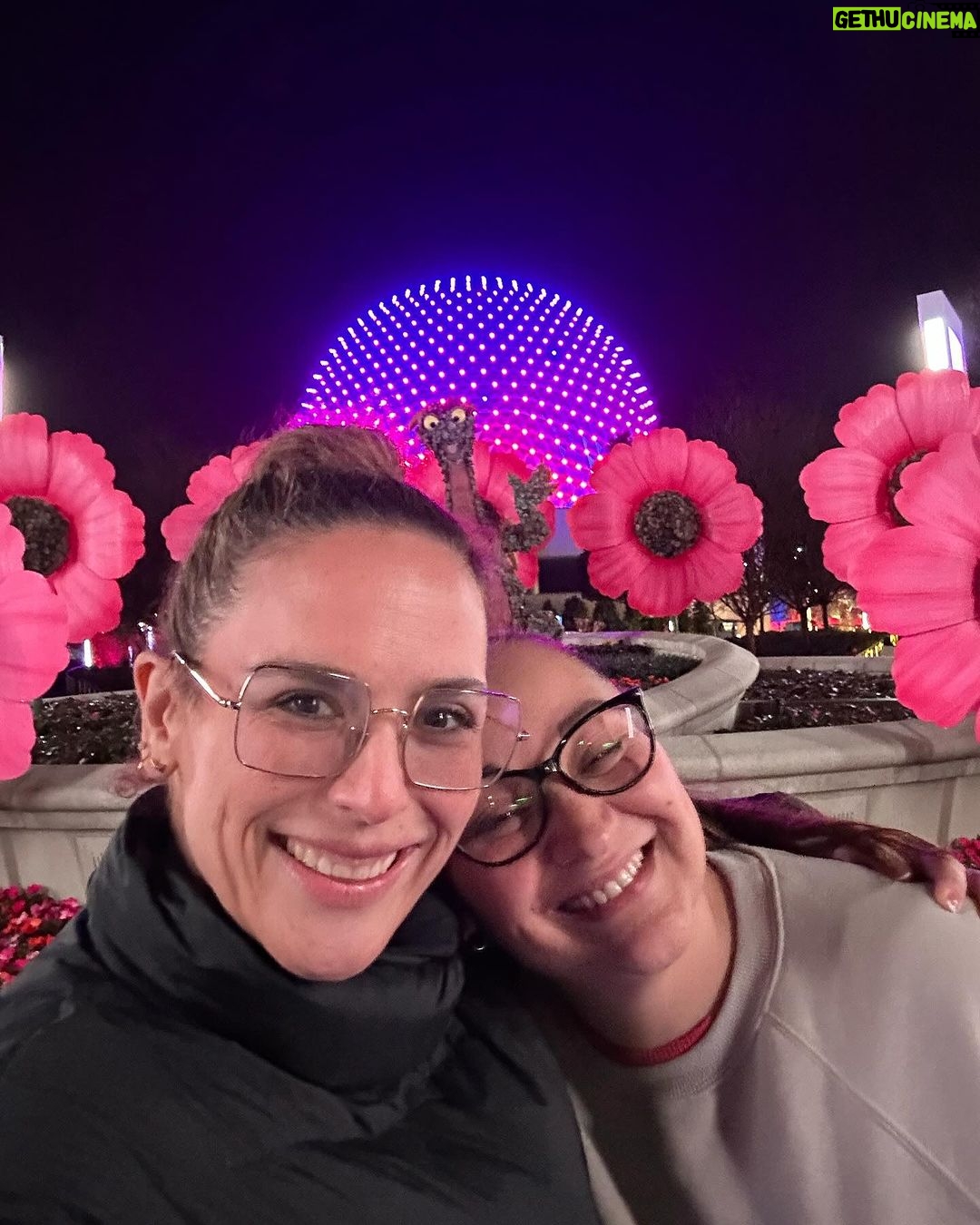 Angélica Vale - 24.7K Likes - ¡Gracias a nuestro amigos de @waltdisneyworld y @disneyworld.latino, la pasamos espectacular en #WaltDisneyWorld 🏰🤍🤩
•