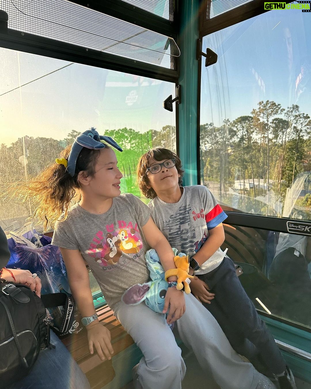 Angélica Vale - 24.7K Likes - ¡Gracias a nuestro amigos de @waltdisneyworld y @disneyworld.latino, la pasamos espectacular en #WaltDisneyWorld 🏰🤍🤩
•