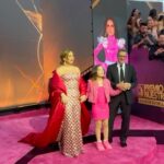 Angélica Vale Instagram - @premiolonuestro 2024 con parte de mi familia 🥰♥️ #alfombramagenta