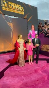 Angélica Vale Instagram - @premiolonuestro 2024 con parte de mi familia 🥰♥️ #alfombramagenta