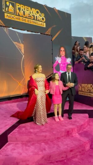 Angélica Vale Instagram - @premiolonuestro 2024 con parte de mi familia 🥰♥️ #alfombramagenta