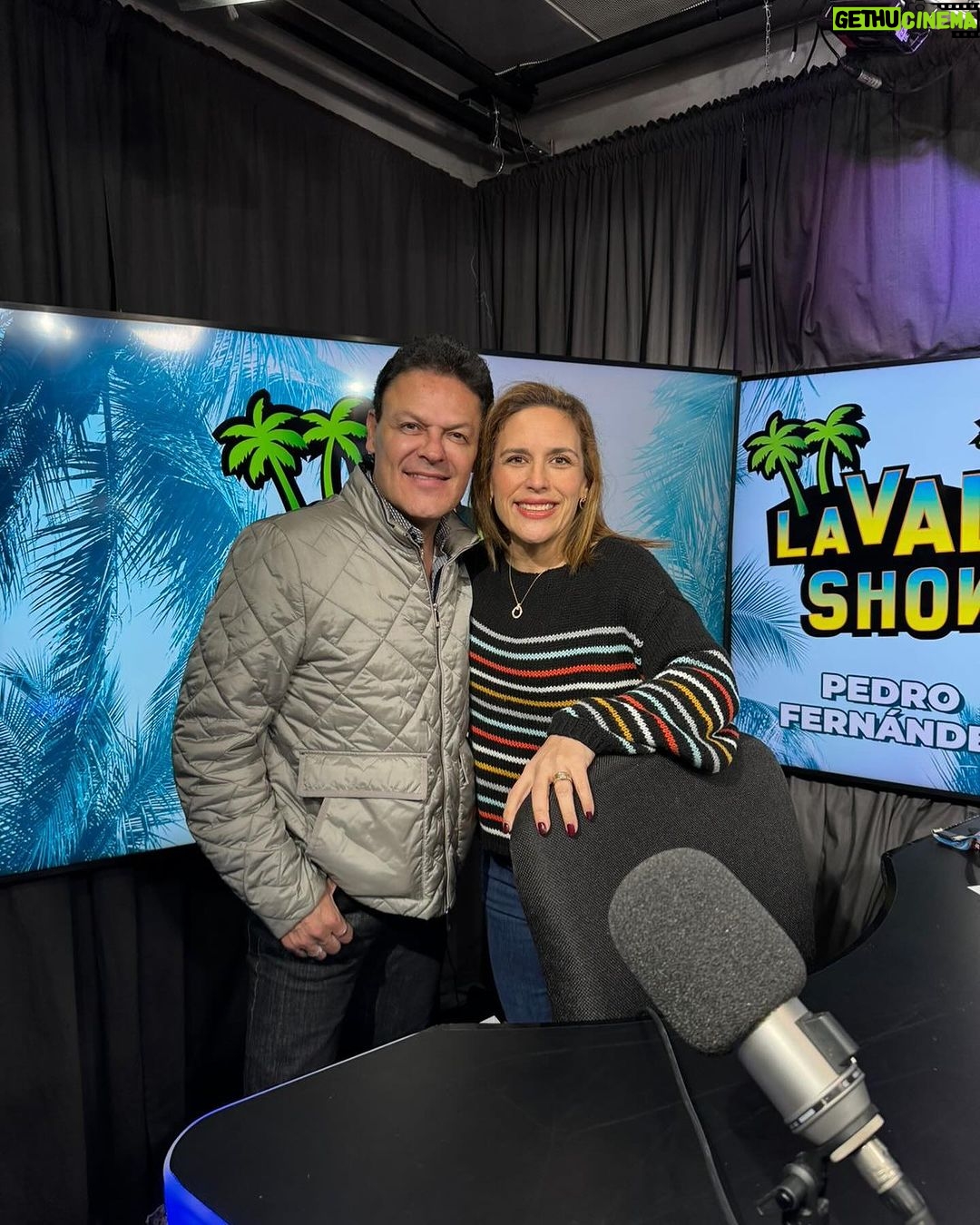 Angélica Vale Instagram - ¡Nuestro Aventurero llega a USA este fin de semana! 🇺🇸 Hoy nuestro querido @pedro.fer estuvo con @angelicavaleoriginal en @lavaleshowla platicando de lo increíble que sera este fin de semana por USA. 🤠🎶 ¡Qué placer ver a estos dos grandes artistas! ✨ 🎟️: Últimos boletos linktr.ee/pedro.fernandez