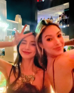 AngelaBaby Instagram - 终于遇到了喜欢了很久的谷爱凌 @eileengu 又想去滑雪了！
谢谢tiffany的夜晚 @alexandrearnault #tiffanyandco #TheTiffanyLandmark
晚安啦！时差好严重🤯🤯🤯