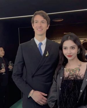 AngelaBaby Instagram - 终于遇到了喜欢了很久的谷爱凌 @eileengu 又想去滑雪了！
谢谢tiffany的夜晚 @alexandrearnault #tiffanyandco #TheTiffanyLandmark
晚安啦！时差好严重🤯🤯🤯