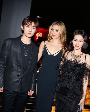 AngelaBaby Instagram - 终于遇到了喜欢了很久的谷爱凌 @eileengu 又想去滑雪了！
谢谢tiffany的夜晚 @alexandrearnault #tiffanyandco #TheTiffanyLandmark
晚安啦！时差好严重🤯🤯🤯