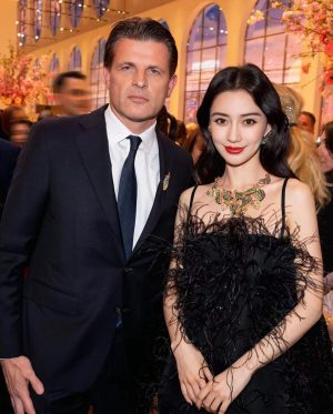 AngelaBaby Instagram - 终于遇到了喜欢了很久的谷爱凌 @eileengu 又想去滑雪了！
谢谢tiffany的夜晚 @alexandrearnault #tiffanyandco #TheTiffanyLandmark
晚安啦！时差好严重🤯🤯🤯