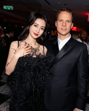 AngelaBaby Instagram - 终于遇到了喜欢了很久的谷爱凌 @eileengu 又想去滑雪了！
谢谢tiffany的夜晚 @alexandrearnault #tiffanyandco #TheTiffanyLandmark
晚安啦！时差好严重🤯🤯🤯