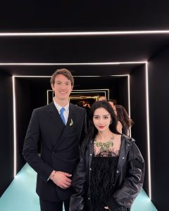 AngelaBaby Instagram - 终于遇到了喜欢了很久的谷爱凌 @eileengu 又想去滑雪了！ 谢谢tiffany的夜晚 @alexandrearnault #tiffanyandco #TheTiffanyLandmark 晚安啦！时差好严重🤯🤯🤯