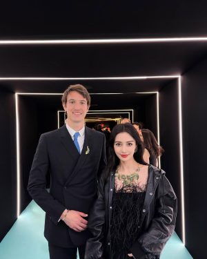 AngelaBaby Instagram - 终于遇到了喜欢了很久的谷爱凌 @eileengu 又想去滑雪了！
谢谢tiffany的夜晚 @alexandrearnault #tiffanyandco #TheTiffanyLandmark
晚安啦！时差好严重🤯🤯🤯