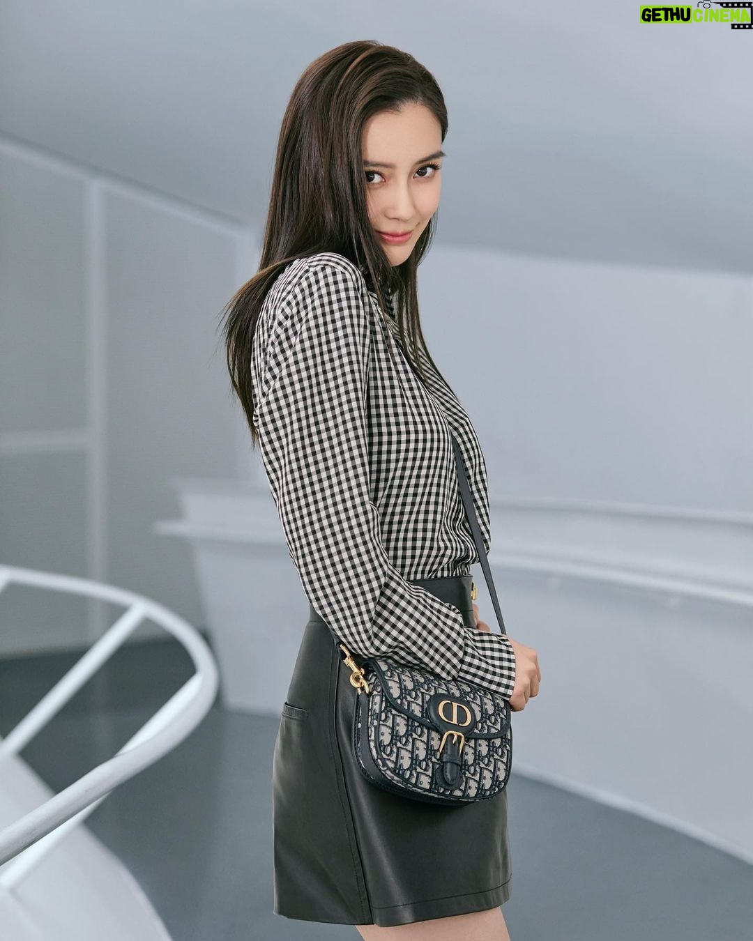 AngelaBaby Instagram - 全新#DIORBOBBY#手袋,致敬迪奥先生爱犬Bobby,演绎经久不衰的摩登风范 @DIOR