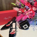 AngelaBaby Instagram - A tribute to the exquisitely Parisian elegance! @RogerVivier @GherardoFelloni #LaMaisonVivier #RVFW23 #Gherardo #PFW