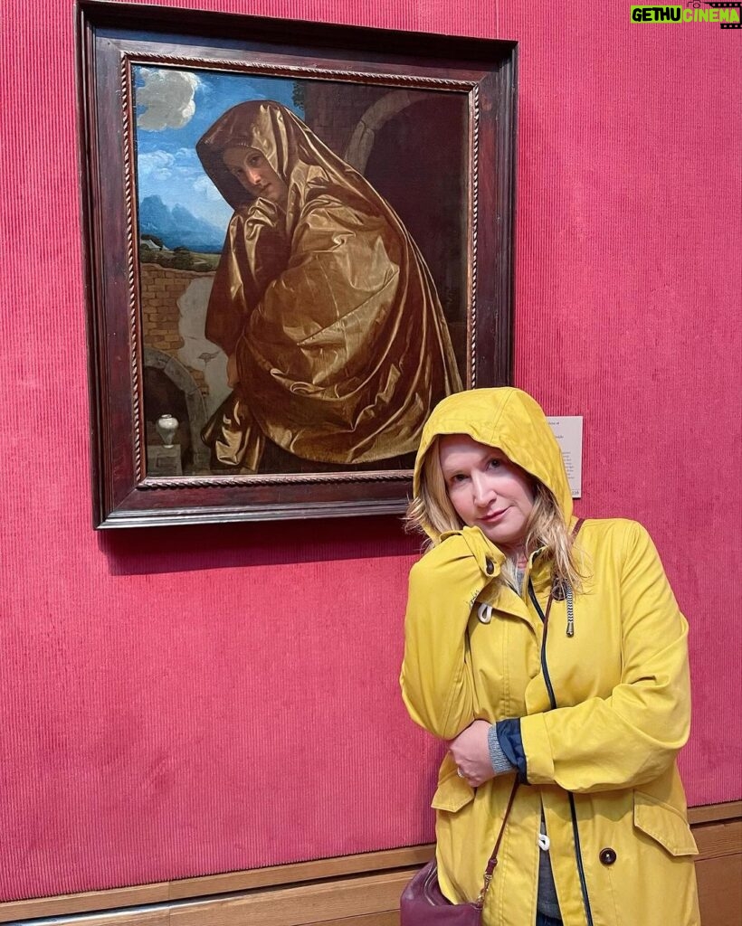 Angela Kinsey Instagram - Rainy day fun with my friend, Sam at The Getty Museum! ❤