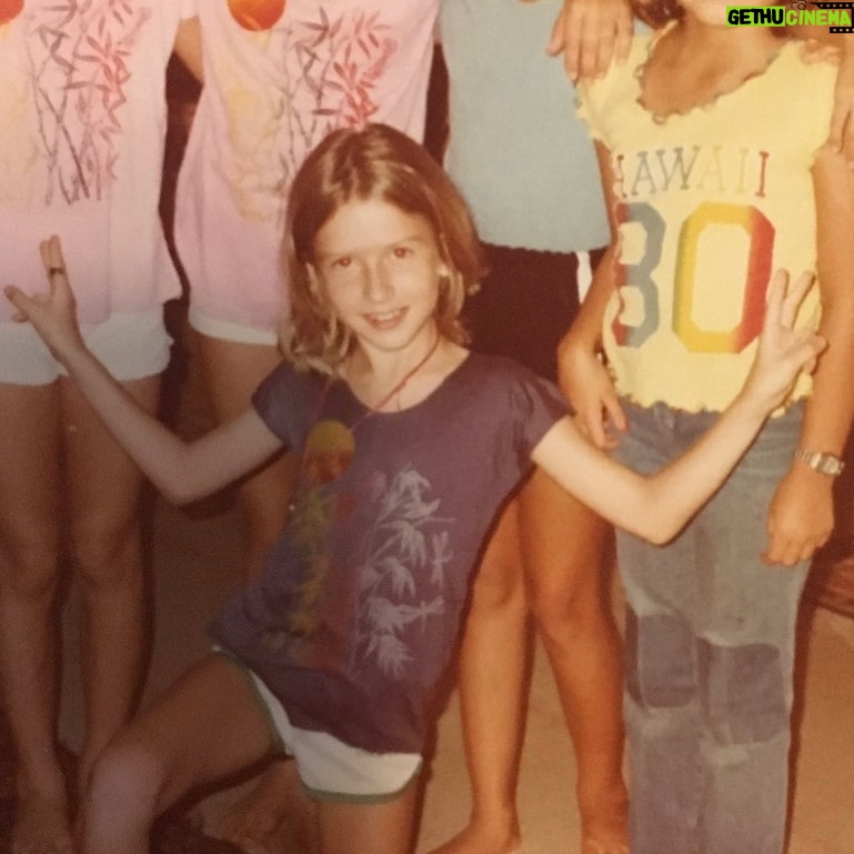 Angela Kinsey Instagram - A lil’ extra in group photos since the 80’s. #tbt (Thx to my friend, Kerensa, for texting this picture to me!) 😂