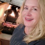 Angela Kinsey Instagram - Do you look at that little camera dot on your phone or at yourself when you take a selfie? I never know where to look. Also, I did my hair today so you know… needed to document the moment. 😬